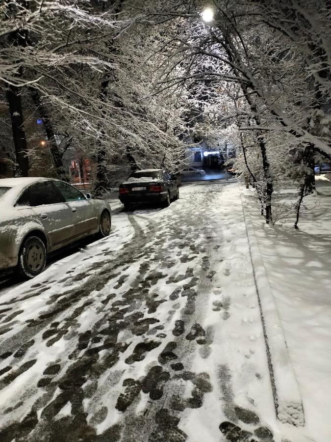 Квартира Рядом Арбата, Гоголя 92 Almaty Esterno foto